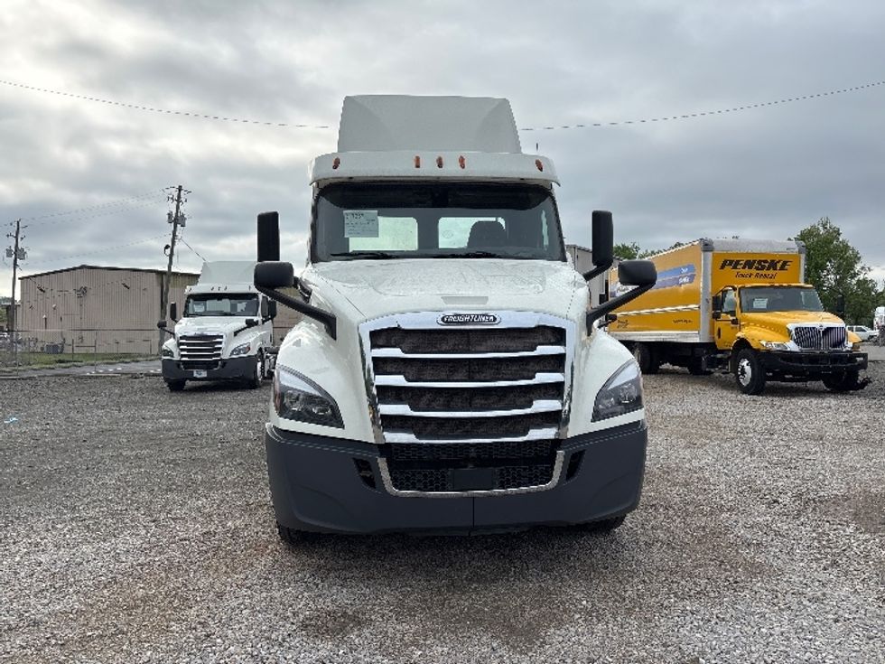 Day Cab Tractor-Heavy Duty Tractors-Freightliner-2018-T12664ST-Birmingham-AL-469,663\n\t\tmiles-$ 40,750 - Image 2