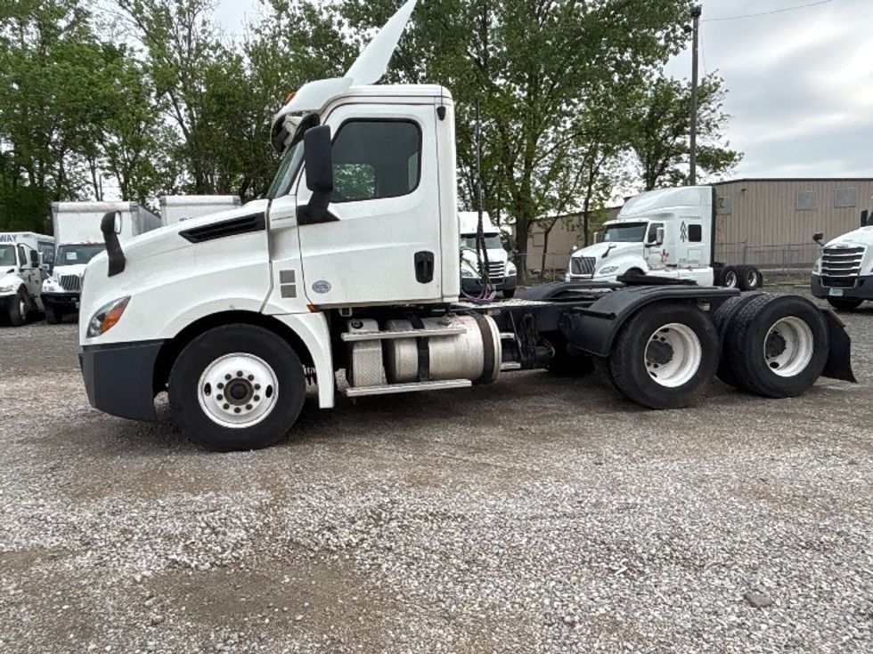Day Cab Tractor-Heavy Duty Tractors-Freightliner-2018-T12664ST-Birmingham-AL-469,663\n\t\tmiles-$ 40,750 - Image 4