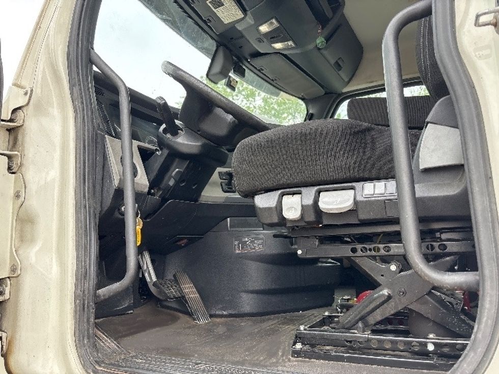 Day Cab Tractor-Heavy Duty Tractors-Freightliner-2018-T12664ST-Birmingham-AL-469,663\n\t\tmiles-$ 40,750 - Image 9