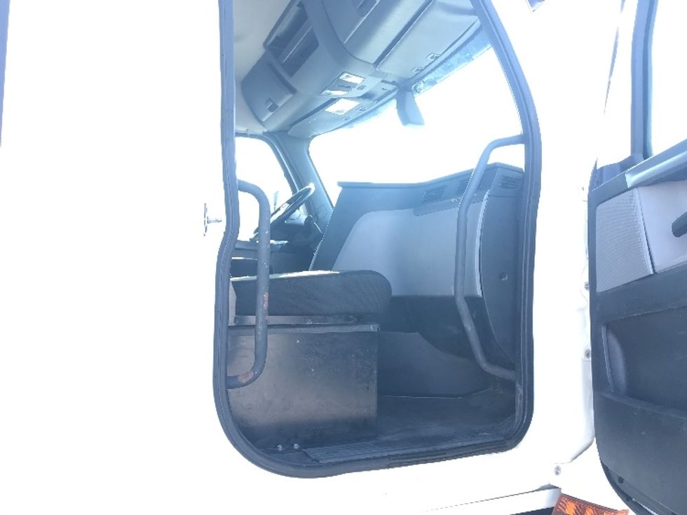 Day Cab Tractor-Heavy Duty Tractors-Freightliner-2018-T12664ST-Brooklyn Park-MN-369,286\n\t\tmiles-$ 46,000 - Image 12