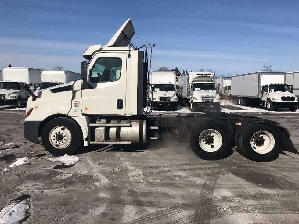Day Cab Tractor-Heavy Duty Tractors-Freightliner-2018-T12664ST-Brooklyn Park-MN-369,286\n\t\tmiles-$ 46,000 - Image 4
