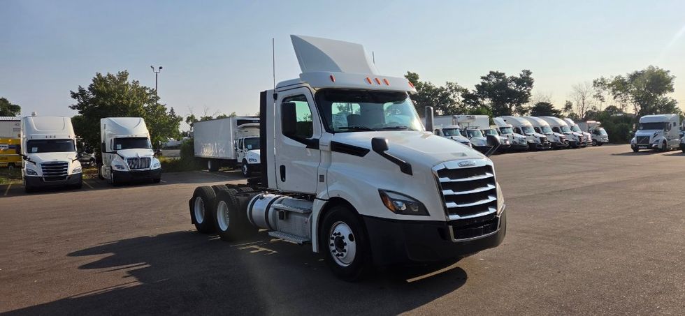 Day Cab Tractor-Heavy Duty Tractors-Freightliner-2018-T12664ST-Brooklyn Park-MN-369,288\n\t\tmiles-$ 33,000 - Image 1
