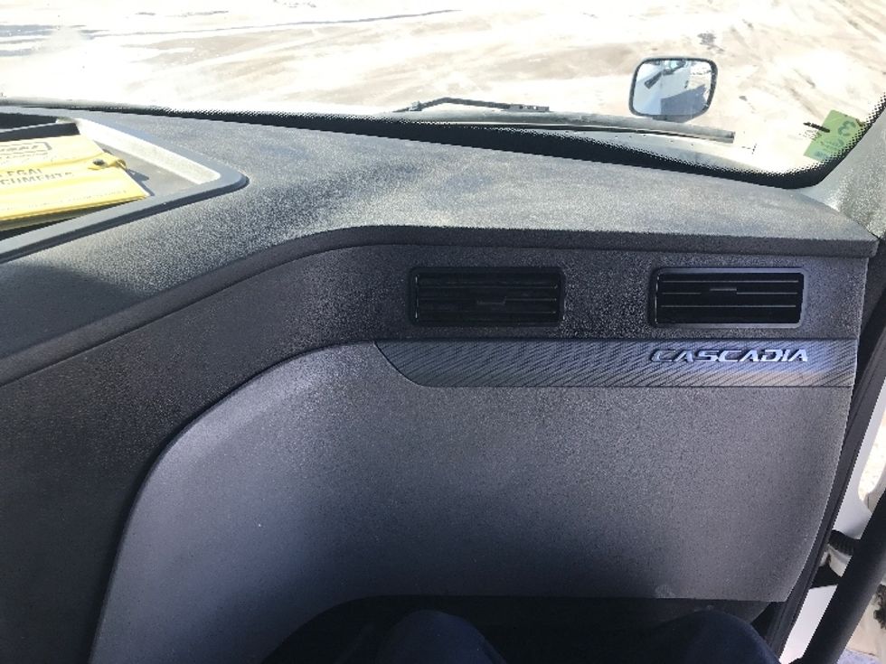 Day Cab Tractor-Heavy Duty Tractors-Freightliner-2018-T12664ST-Brooklyn Park-MN-369,288\n\t\tmiles-$ 33,000 - Image 13
