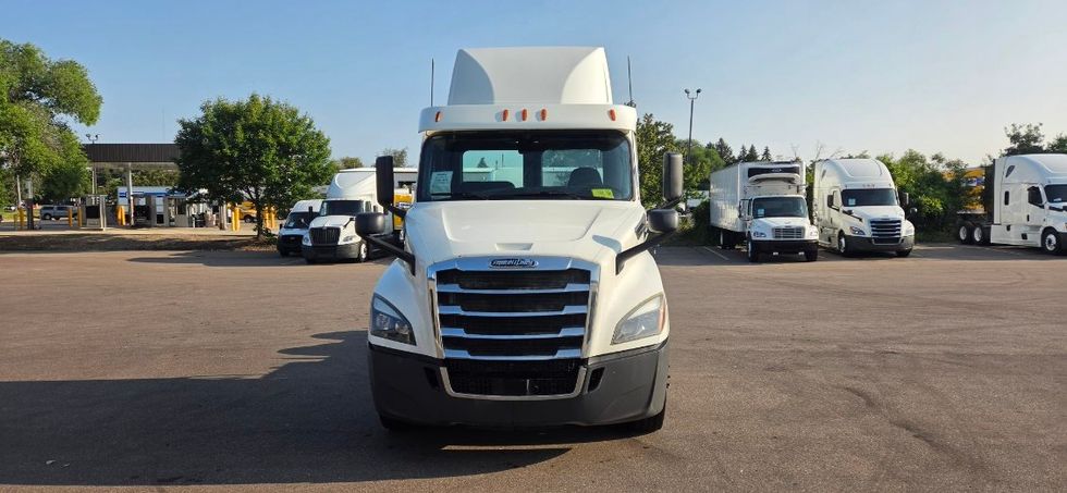 Day Cab Tractor-Heavy Duty Tractors-Freightliner-2018-T12664ST-Brooklyn Park-MN-369,288\n\t\tmiles-$ 33,000 - Image 2