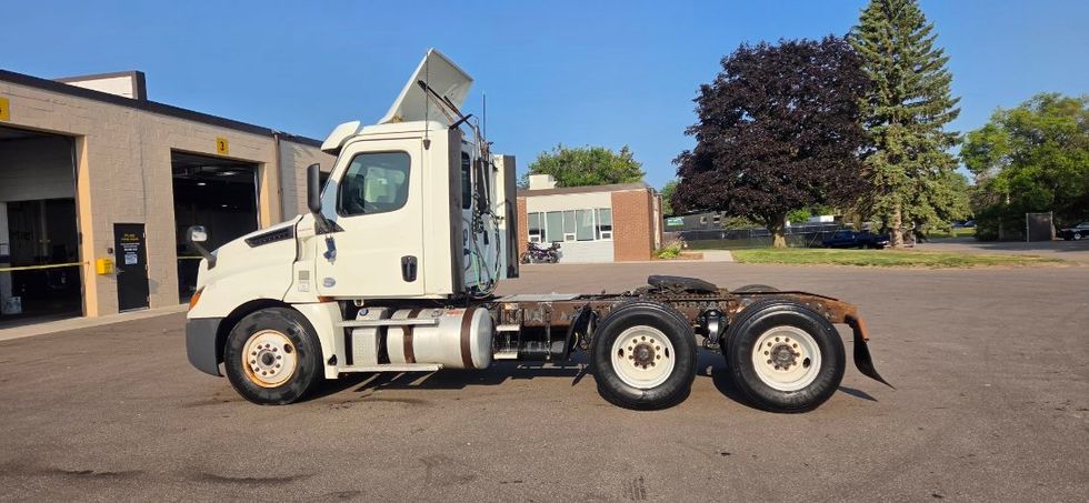Day Cab Tractor-Heavy Duty Tractors-Freightliner-2018-T12664ST-Brooklyn Park-MN-369,288\n\t\tmiles-$ 33,000 - Image 4
