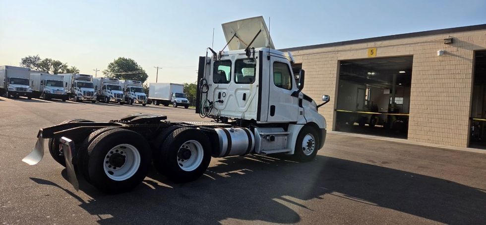 Day Cab Tractor-Heavy Duty Tractors-Freightliner-2018-T12664ST-Brooklyn Park-MN-369,288\n\t\tmiles-$ 33,000 - Image 7