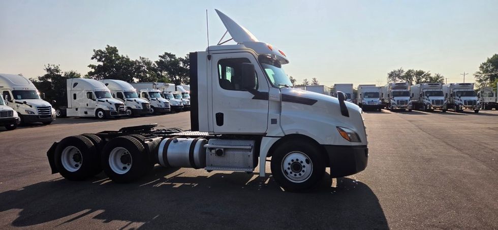 Day Cab Tractor-Heavy Duty Tractors-Freightliner-2018-T12664ST-Brooklyn Park-MN-369,288\n\t\tmiles-$ 33,000 - Image 8