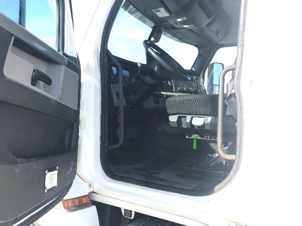 Day Cab Tractor-Heavy Duty Tractors-Freightliner-2018-T12664ST-Brooklyn Park-MN-369,288\n\t\tmiles-$ 33,000 - Image 9
