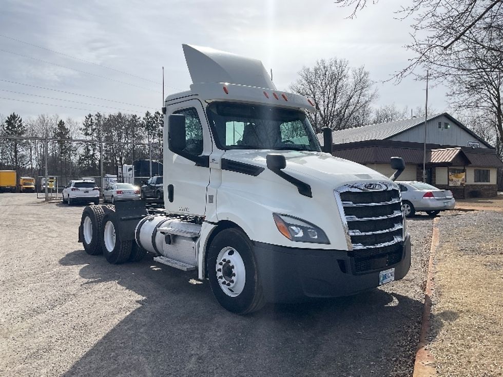 Day Cab Tractor-Heavy Duty Tractors-Freightliner-2018-T12664ST-Brooklyn Park-MN-382,157\n\t\tmiles-$ 43,000 - Image 1