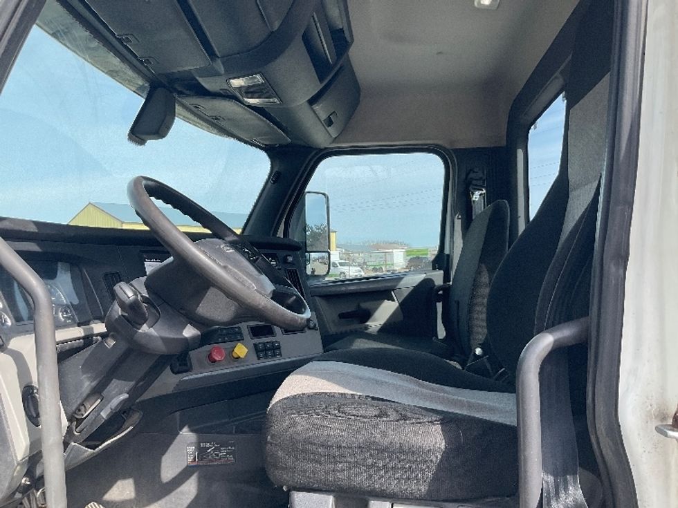 Day Cab Tractor-Heavy Duty Tractors-Freightliner-2018-T12664ST-Brooklyn Park-MN-382,157\n\t\tmiles-$ 43,000 - Image 10