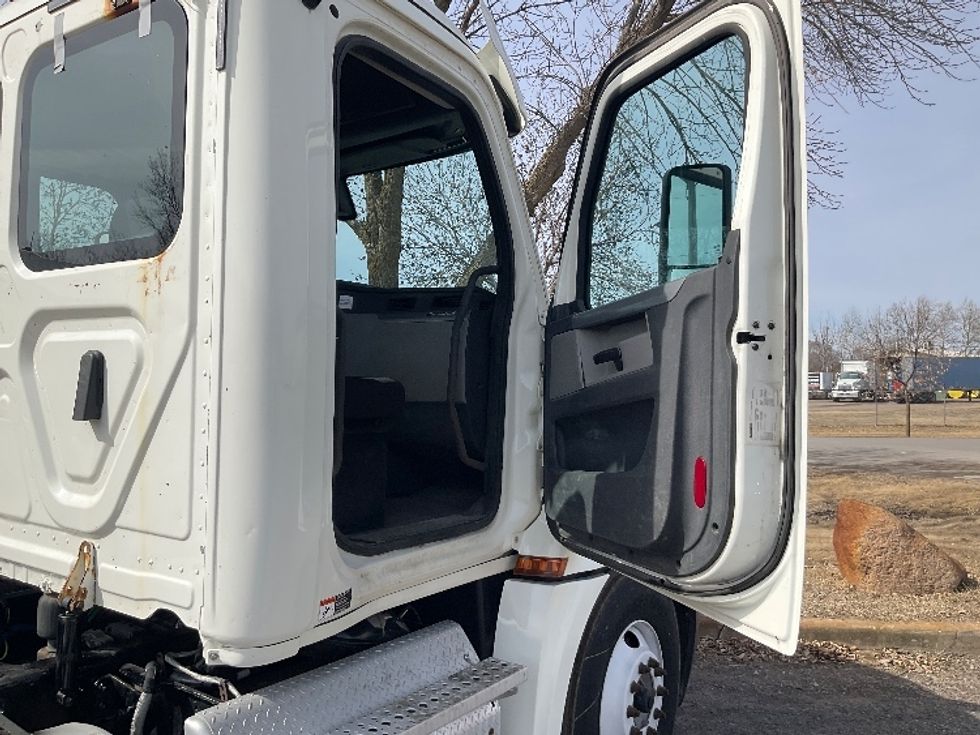 Day Cab Tractor-Heavy Duty Tractors-Freightliner-2018-T12664ST-Brooklyn Park-MN-382,157\n\t\tmiles-$ 43,000 - Image 12