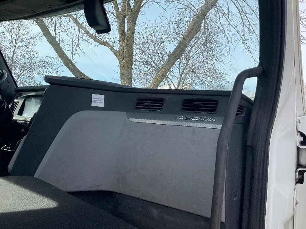 Day Cab Tractor-Heavy Duty Tractors-Freightliner-2018-T12664ST-Brooklyn Park-MN-382,157\n\t\tmiles-$ 43,000 - Image 13