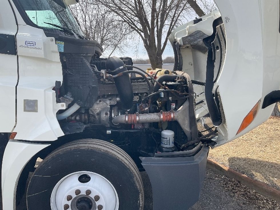 Day Cab Tractor-Heavy Duty Tractors-Freightliner-2018-T12664ST-Brooklyn Park-MN-382,157\n\t\tmiles-$ 43,000 - Image 15