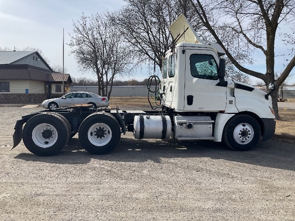 Day Cab Tractor-Heavy Duty Tractors-Freightliner-2018-T12664ST-Brooklyn Park-MN-382,157\n\t\tmiles-$ 43,000 - Image 8
