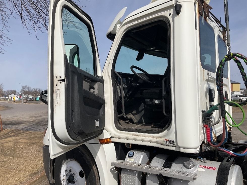 Day Cab Tractor-Heavy Duty Tractors-Freightliner-2018-T12664ST-Brooklyn Park-MN-382,157\n\t\tmiles-$ 43,000 - Image 9