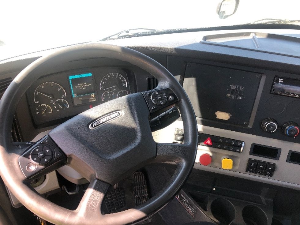 Day Cab Tractor-Heavy Duty Tractors-Freightliner-2018-T12664ST-Byron Center-MI-358,011\n\t\tmiles-$ 45,250 - Image 11