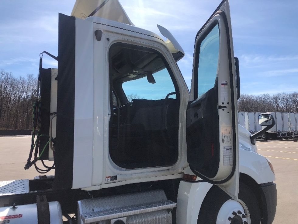 Day Cab Tractor-Heavy Duty Tractors-Freightliner-2018-T12664ST-Byron Center-MI-358,011\n\t\tmiles-$ 45,250 - Image 12