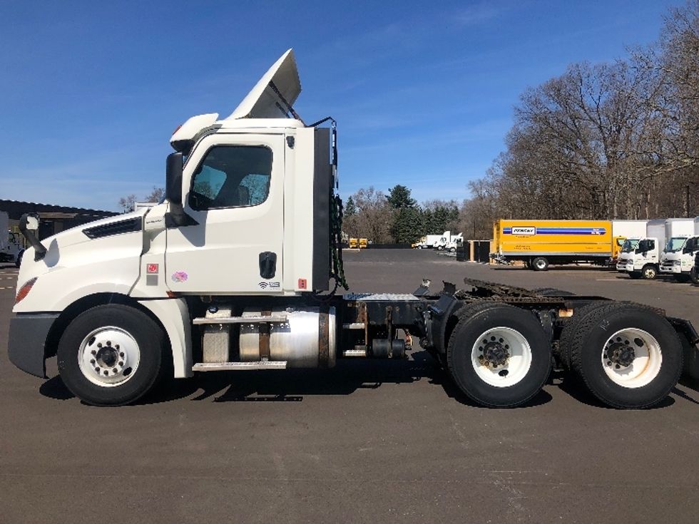 Day Cab Tractor-Heavy Duty Tractors-Freightliner-2018-T12664ST-Byron Center-MI-358,011\n\t\tmiles-$ 45,250 - Image 4