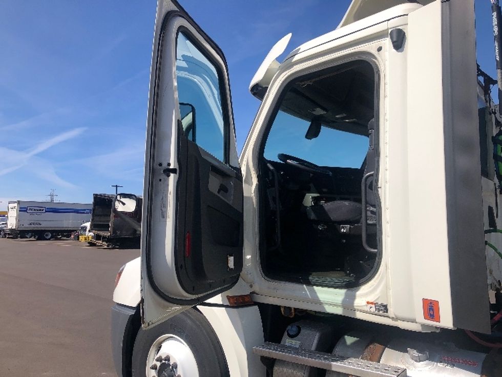 Day Cab Tractor-Heavy Duty Tractors-Freightliner-2018-T12664ST-Byron Center-MI-358,011\n\t\tmiles-$ 45,250 - Image 9