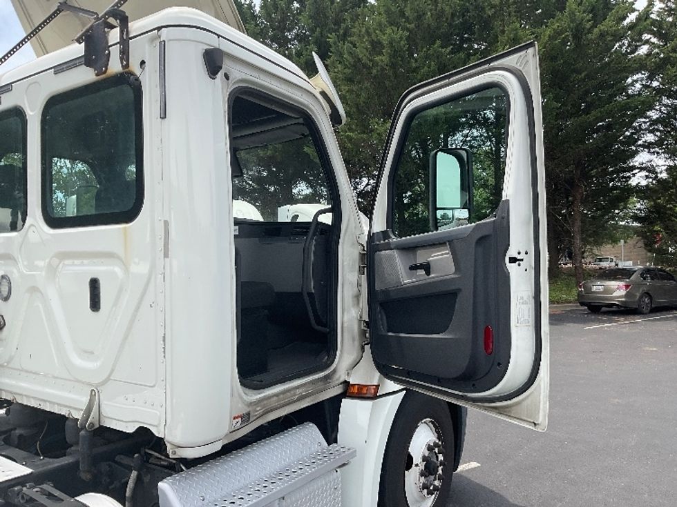 Day Cab Tractor-Heavy Duty Tractors-Freightliner-2018-T12664ST-Capitol Heights-MD-468,218\n\t\tmiles-$ 39,750 - Image 12