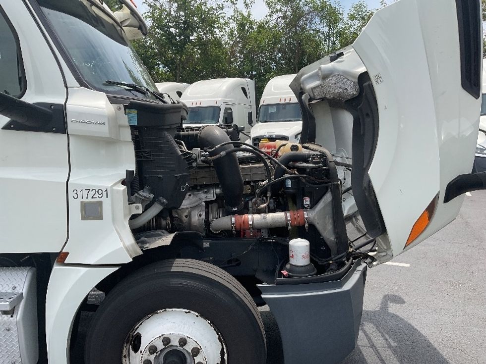 Day Cab Tractor-Heavy Duty Tractors-Freightliner-2018-T12664ST-Capitol Heights-MD-468,218\n\t\tmiles-$ 39,750 - Image 15