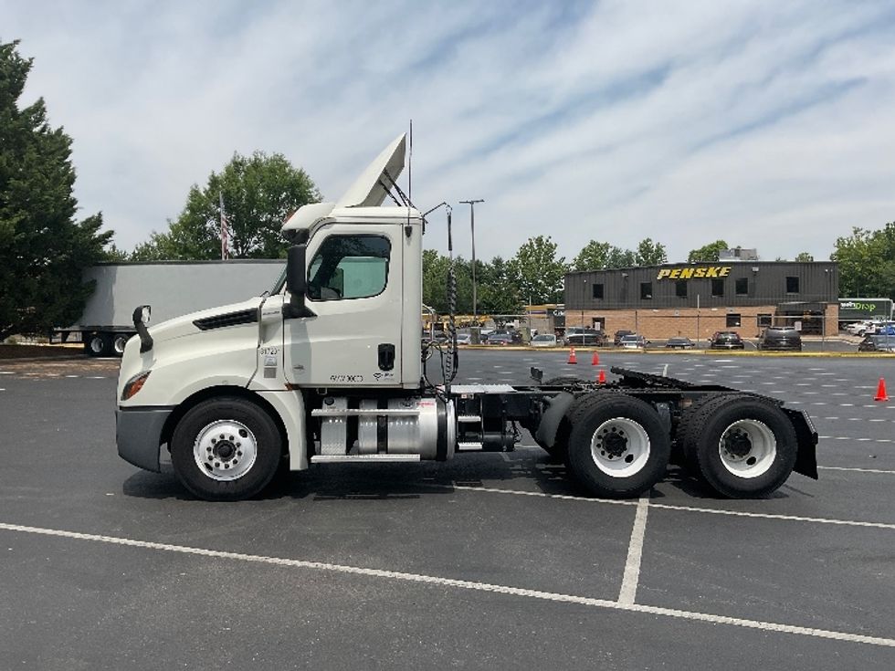 Day Cab Tractor-Heavy Duty Tractors-Freightliner-2018-T12664ST-Capitol Heights-MD-468,218\n\t\tmiles-$ 39,750 - Image 4