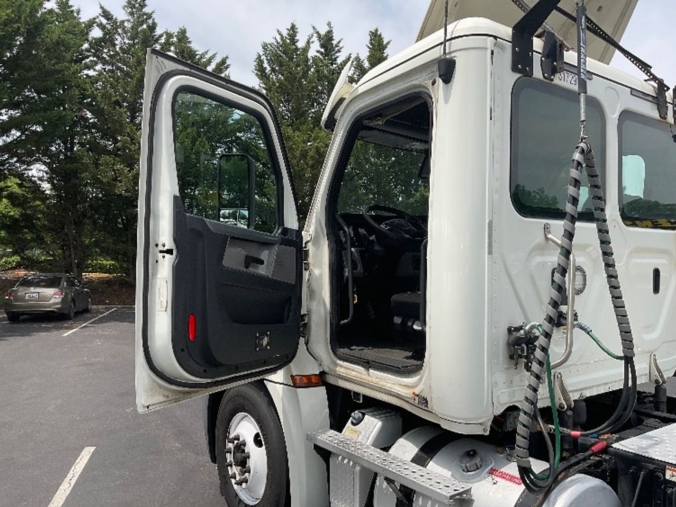 Day Cab Tractor-Heavy Duty Tractors-Freightliner-2018-T12664ST-Capitol Heights-MD-468,218\n\t\tmiles-$ 39,750 - Image 9
