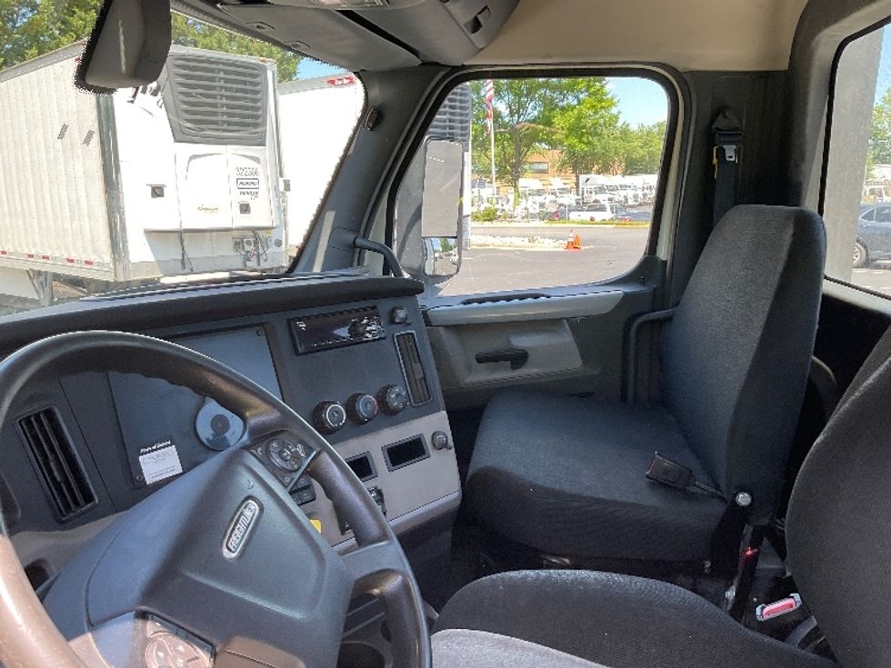 Day Cab Tractor-Heavy Duty Tractors-Freightliner-2018-T12664ST-Capitol Heights-MD-481,917\n\t\tmiles-$ 43,250 - Image 10