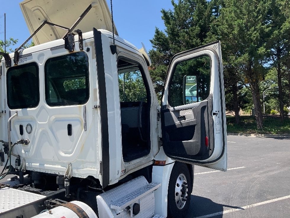 Day Cab Tractor-Heavy Duty Tractors-Freightliner-2018-T12664ST-Capitol Heights-MD-481,917\n\t\tmiles-$ 43,250 - Image 12