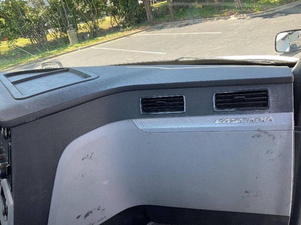 Day Cab Tractor-Heavy Duty Tractors-Freightliner-2018-T12664ST-Capitol Heights-MD-481,917\n\t\tmiles-$ 43,250 - Image 13