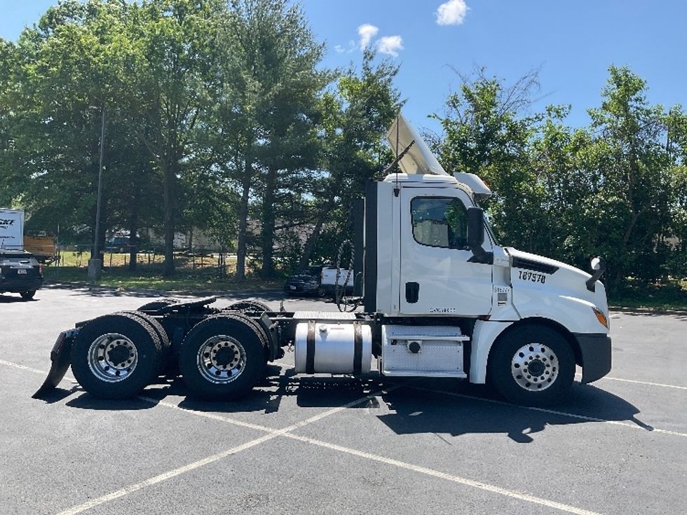 Day Cab Tractor-Heavy Duty Tractors-Freightliner-2018-T12664ST-Capitol Heights-MD-481,917\n\t\tmiles-$ 43,250 - Image 8