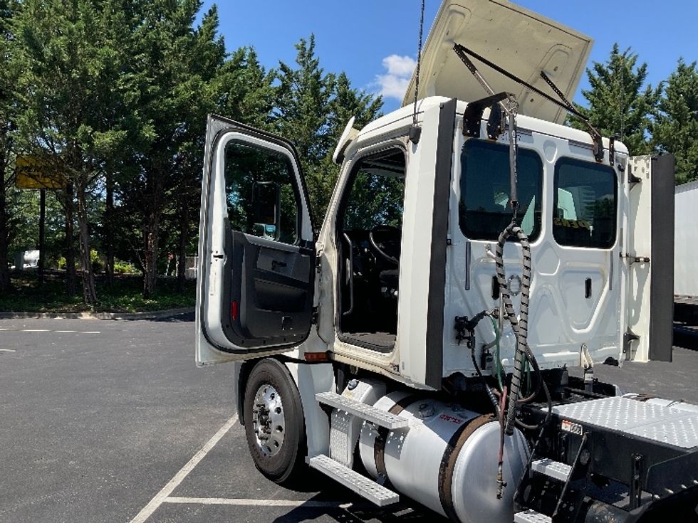 Day Cab Tractor-Heavy Duty Tractors-Freightliner-2018-T12664ST-Capitol Heights-MD-481,917\n\t\tmiles-$ 43,250 - Image 9