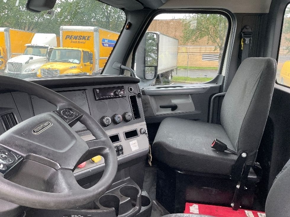 Day Cab Tractor-Heavy Duty Tractors-Freightliner-2018-T12664ST-Capitol Heights-MD-483,567\n\t\tmiles-$ 41,500 - Image 10