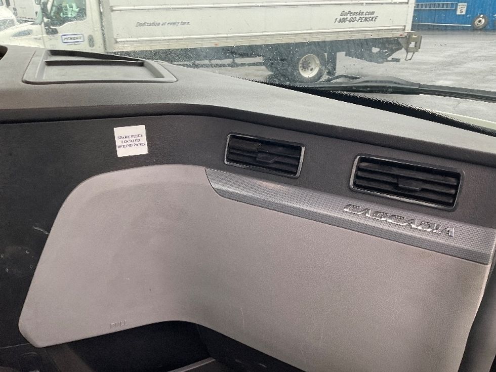 Day Cab Tractor-Heavy Duty Tractors-Freightliner-2018-T12664ST-Capitol Heights-MD-483,567\n\t\tmiles-$ 41,500 - Image 13