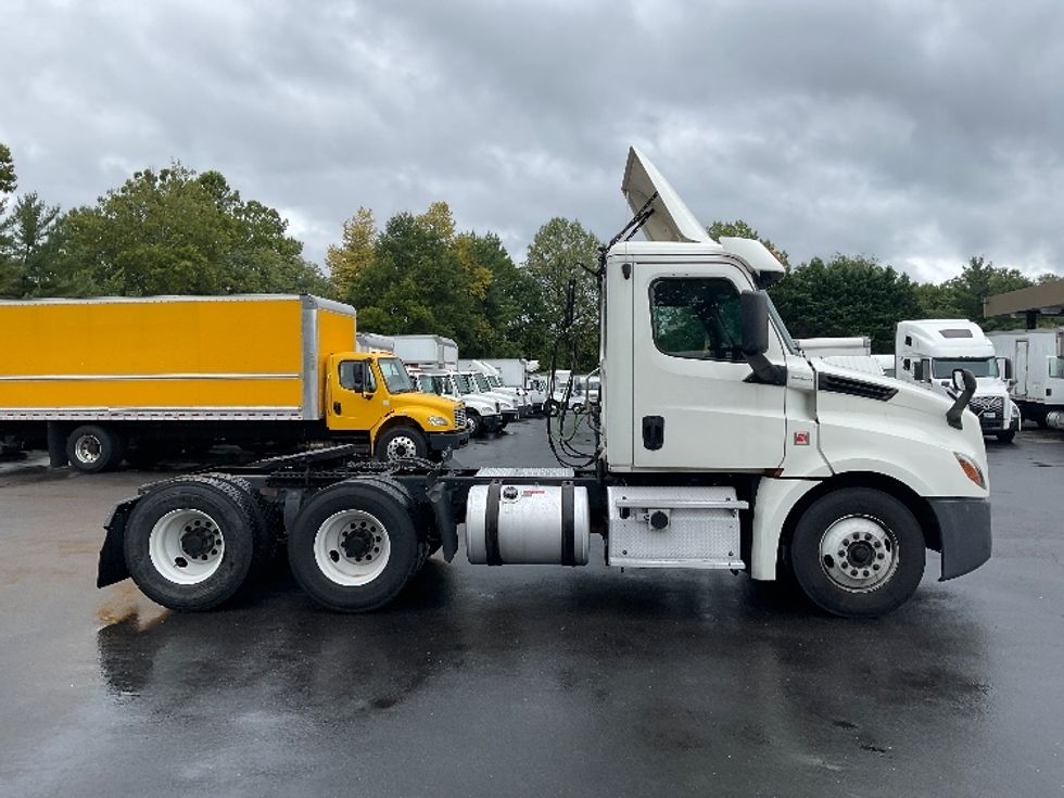 Day Cab Tractor-Heavy Duty Tractors-Freightliner-2018-T12664ST-Capitol Heights-MD-483,567\n\t\tmiles-$ 41,500 - Image 8