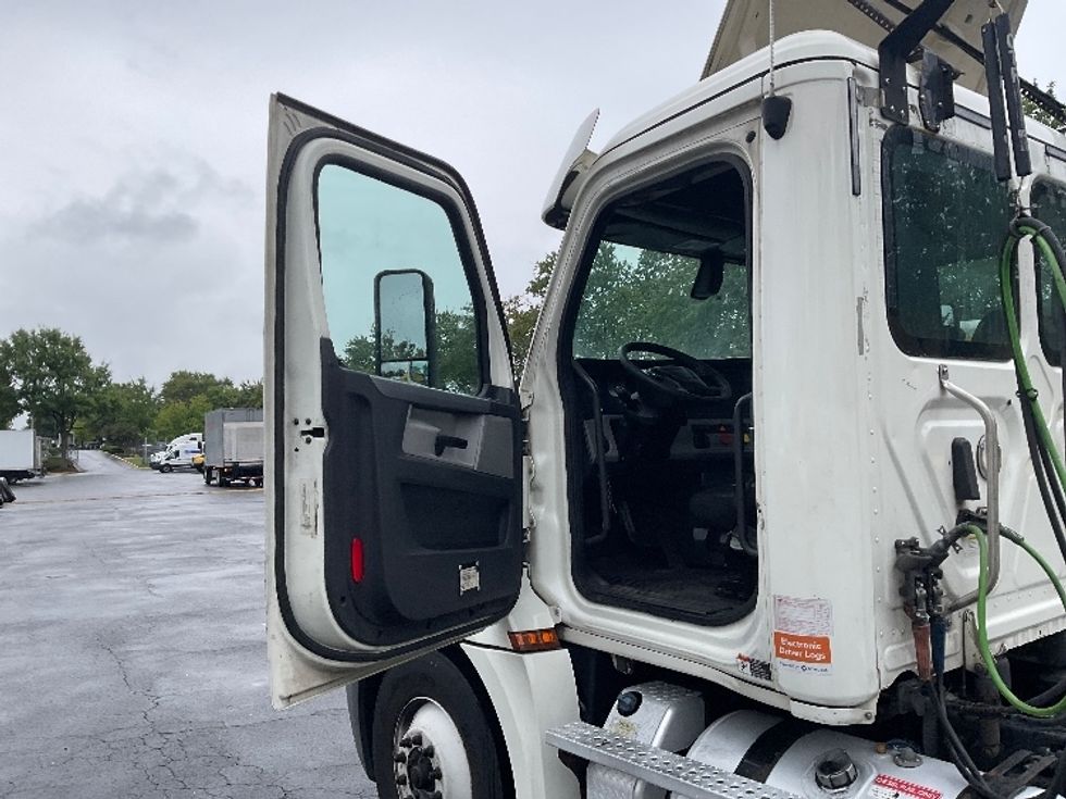 Day Cab Tractor-Heavy Duty Tractors-Freightliner-2018-T12664ST-Capitol Heights-MD-483,567\n\t\tmiles-$ 41,500 - Image 9