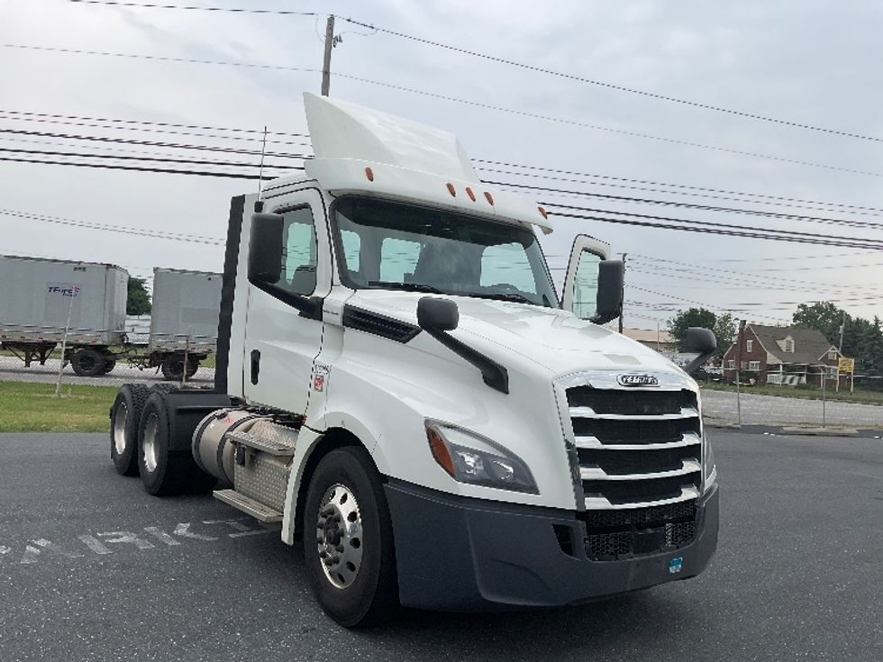 Day Cab Tractor-Heavy Duty Tractors-Freightliner-2018-T12664ST-Carlisle-PA-423,123\n\t\tmiles-$ 46,000 - Image 1