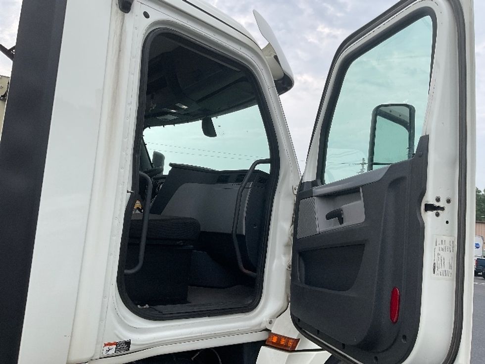Day Cab Tractor-Heavy Duty Tractors-Freightliner-2018-T12664ST-Carlisle-PA-423,123\n\t\tmiles-$ 46,000 - Image 12