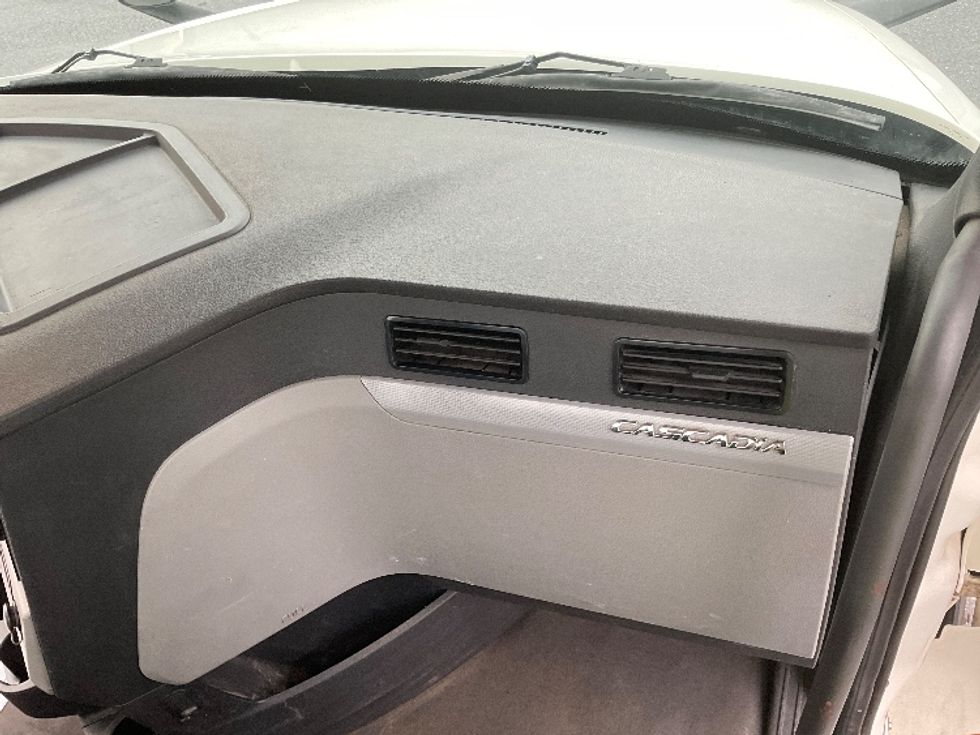 Day Cab Tractor-Heavy Duty Tractors-Freightliner-2018-T12664ST-Carlisle-PA-423,123\n\t\tmiles-$ 46,000 - Image 13