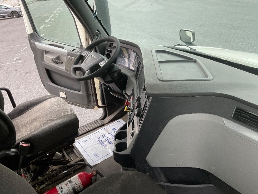 Day Cab Tractor-Heavy Duty Tractors-Freightliner-2018-T12664ST-Carlisle-PA-423,123\n\t\tmiles-$ 46,000 - Image 14