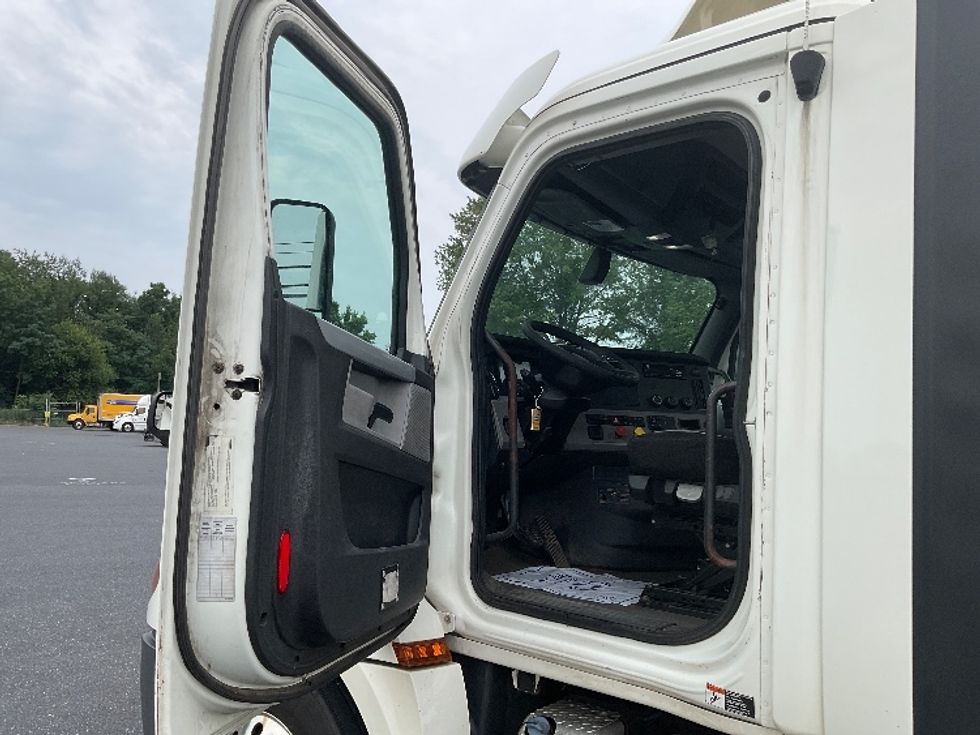 Day Cab Tractor-Heavy Duty Tractors-Freightliner-2018-T12664ST-Carlisle-PA-423,123\n\t\tmiles-$ 46,000 - Image 9