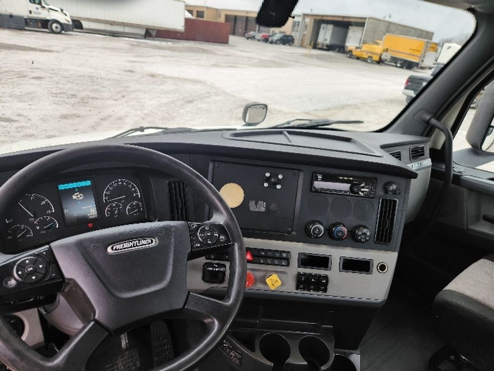 Day Cab Tractor-Heavy Duty Tractors-Freightliner-2018-T12664ST-Carthage-MO-438,371\n\t\tmiles-$ 45,500 - Image 10