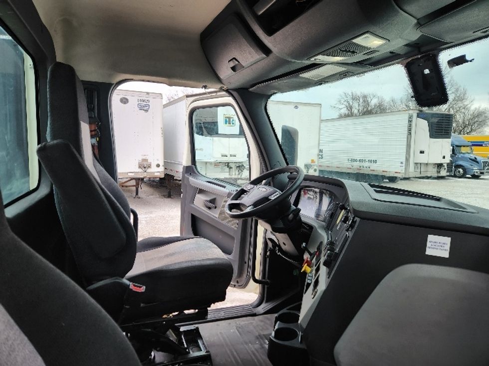 Day Cab Tractor-Heavy Duty Tractors-Freightliner-2018-T12664ST-Carthage-MO-438,371\n\t\tmiles-$ 45,500 - Image 13