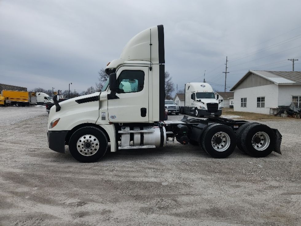 Day Cab Tractor-Heavy Duty Tractors-Freightliner-2018-T12664ST-Carthage-MO-438,371\n\t\tmiles-$ 45,500 - Image 3