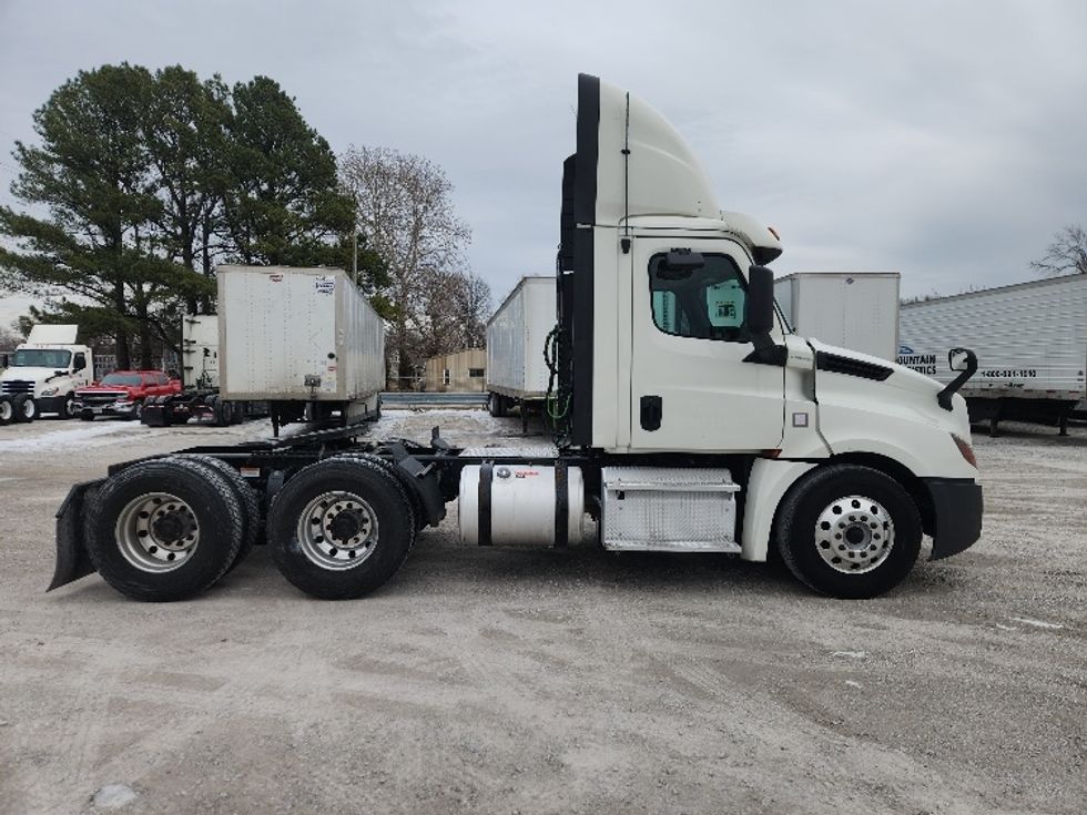 Day Cab Tractor-Heavy Duty Tractors-Freightliner-2018-T12664ST-Carthage-MO-438,371\n\t\tmiles-$ 45,500 - Image 7