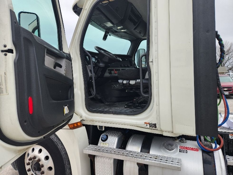 Day Cab Tractor-Heavy Duty Tractors-Freightliner-2018-T12664ST-Carthage-MO-438,371\n\t\tmiles-$ 45,500 - Image 8