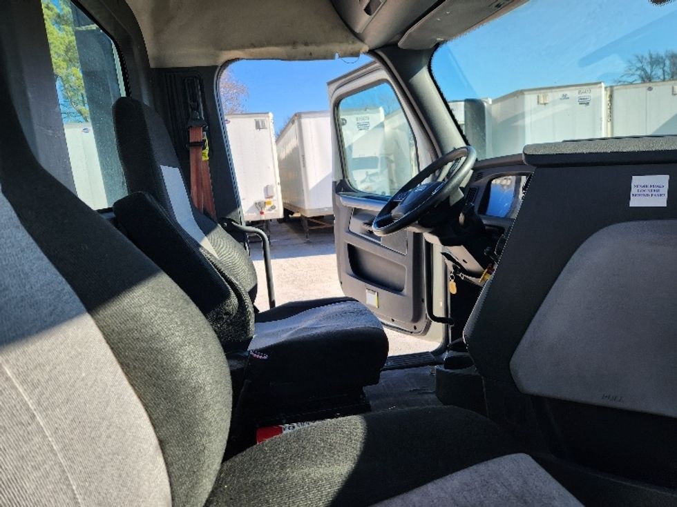 Day Cab Tractor-Heavy Duty Tractors-Freightliner-2018-T12664ST-Carthage-MO-565,999\n\t\tmiles-$ 42,250 - Image 13