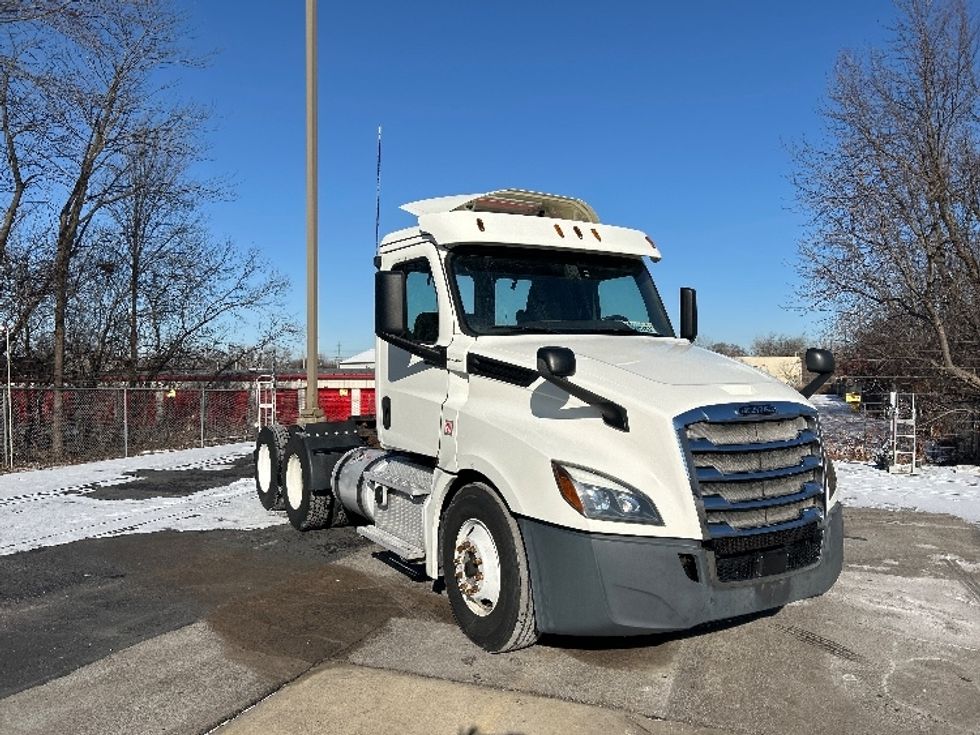 Day Cab Tractor-Heavy Duty Tractors-Freightliner-2018-T12664ST-Chicago (Chicago Ridge)-IL-428,036\n\t\tmiles-$ 45,750 - Image 1