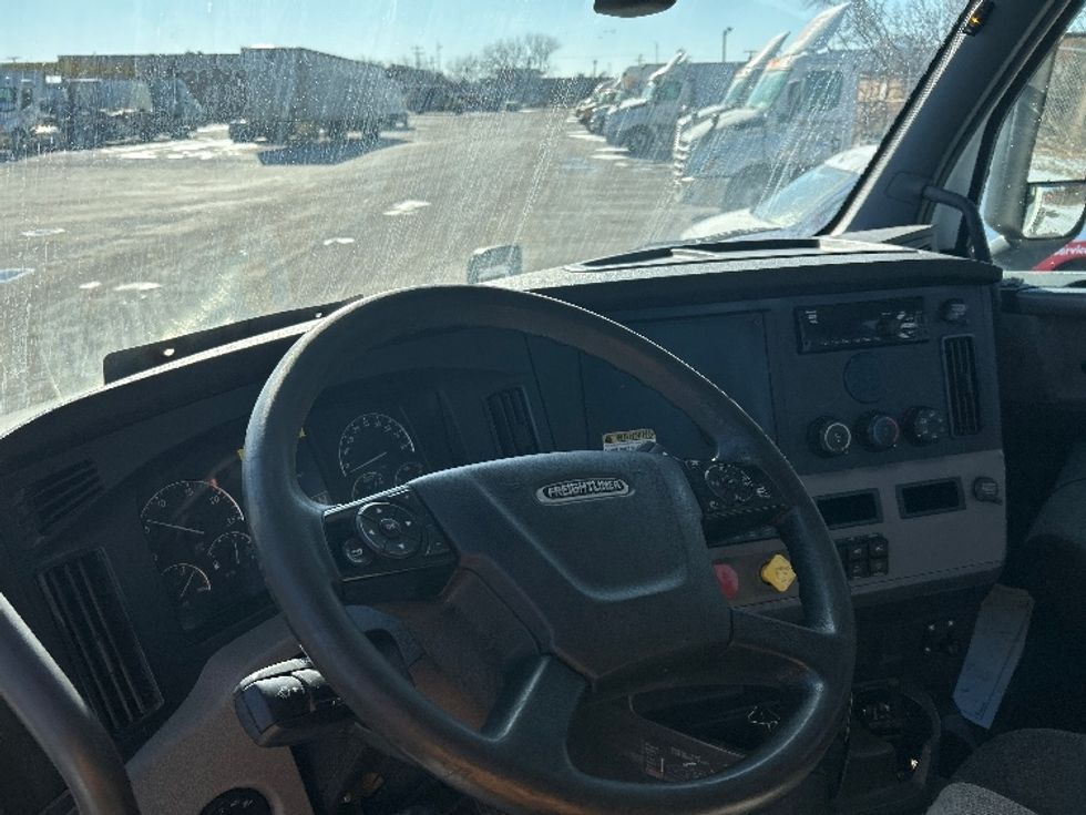 Day Cab Tractor-Heavy Duty Tractors-Freightliner-2018-T12664ST-Chicago (Chicago Ridge)-IL-428,036\n\t\tmiles-$ 45,750 - Image 10