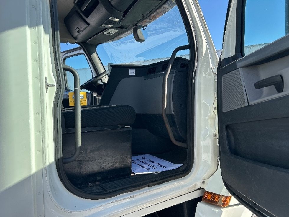 Day Cab Tractor-Heavy Duty Tractors-Freightliner-2018-T12664ST-Chicago (Chicago Ridge)-IL-428,036\n\t\tmiles-$ 45,750 - Image 12